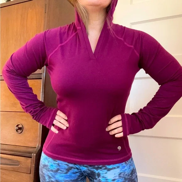 Mountain Hardware Buttery Top Base Layer with Hood and Thumb Holes Burgandy Yoga - Picture 2 of 13